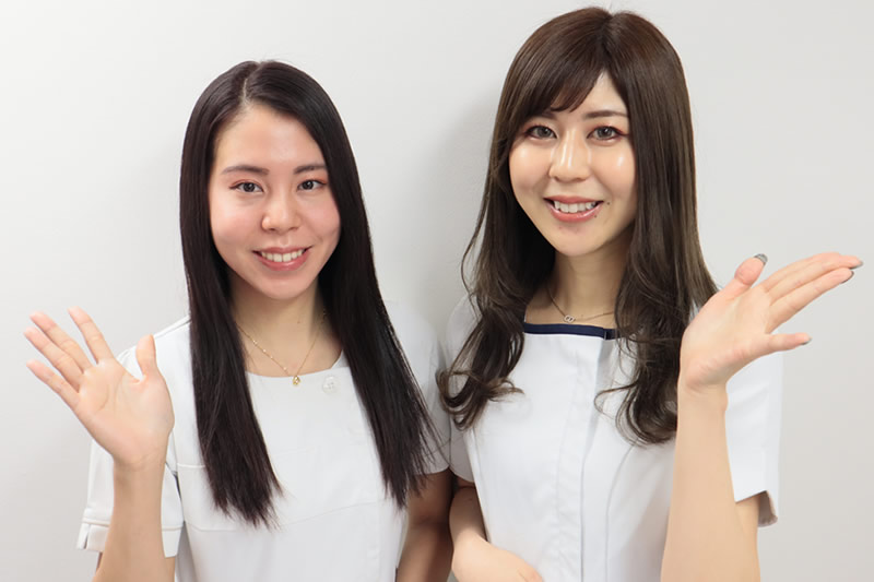 シミを説明する看護師