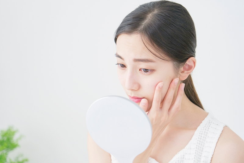 スキンケアをする10代の女性