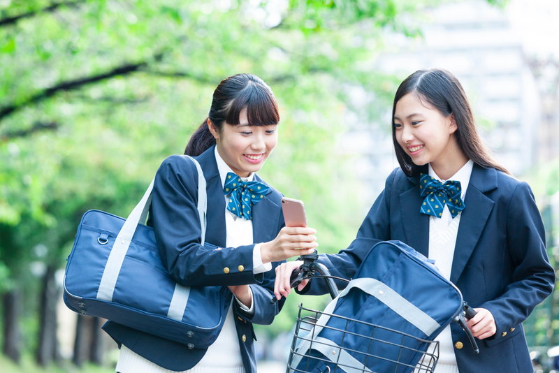 スマートフォンを見ている女子高生２人
