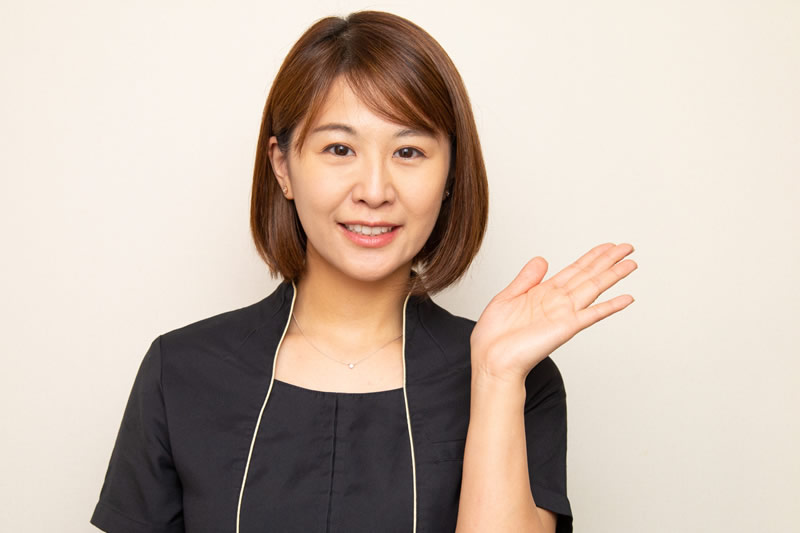ダウンタイムを軽減することを説明する看護師