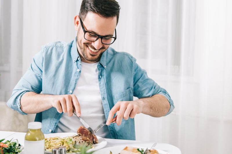 テストステロンのために食事に気を遣う男性