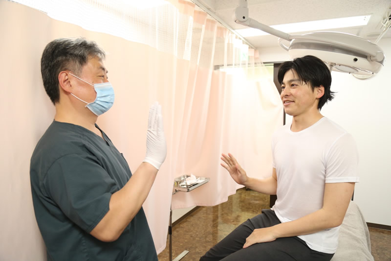 テストステロンの注射後に医師と挨拶する患者