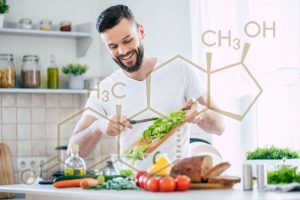 テストステロンを採るために食事を作る男性