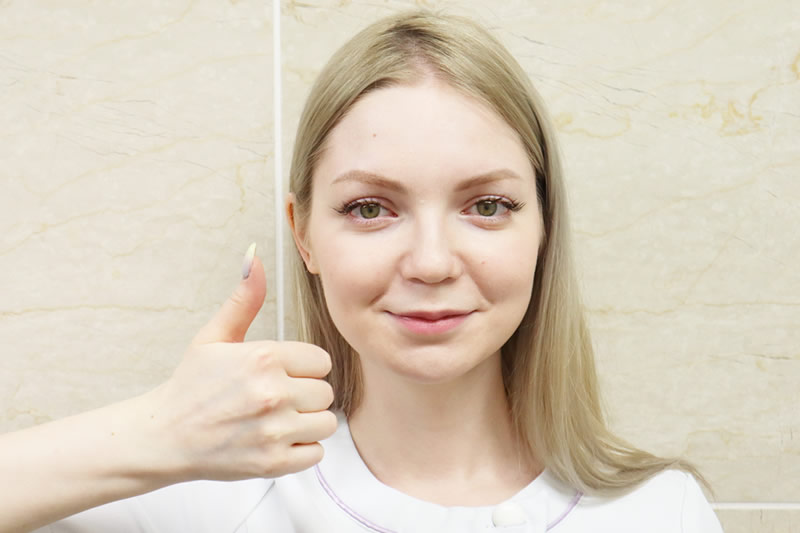 トラブルが発生した時の対処法を説明している看護師