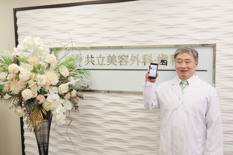 トリビューのアプリを手にする医師