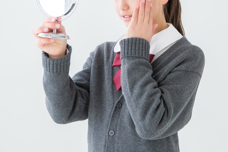 ニキビを気にする女子高生