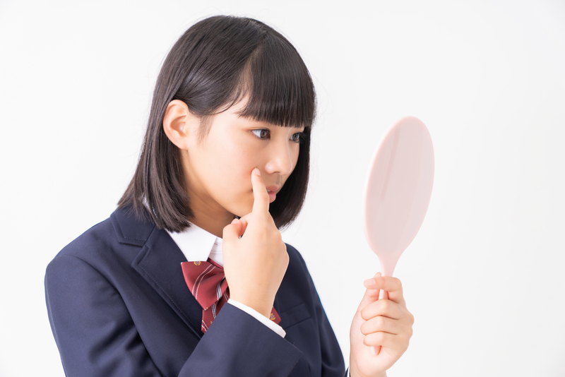ニキビを気にする思春期の女性