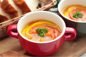 ニキビ予防に役立つビタミンたっぷり、色鮮やかなパプリカのコンソメスープ