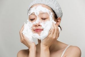 ニキビ予防のための洗顔をしている女性