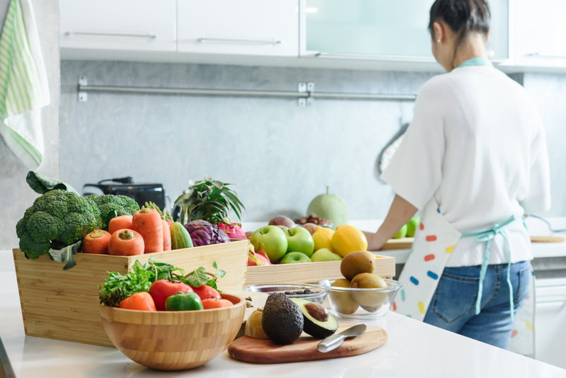 ニキビ予防を考えて料理を作っている女性