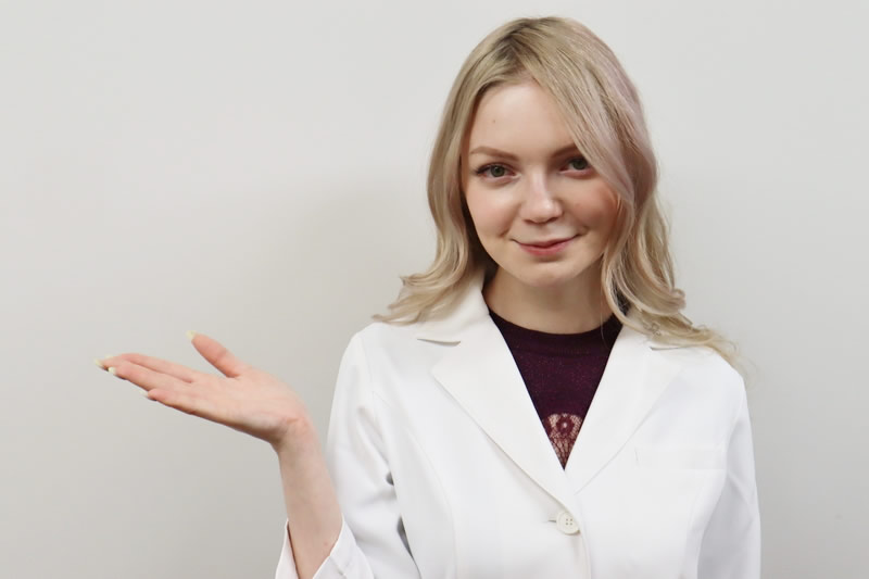 ハイフのメリットとデメリットを説明する医師