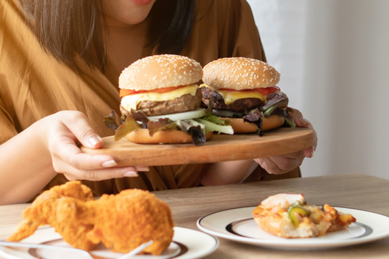 ハンバーガーを食べる女性