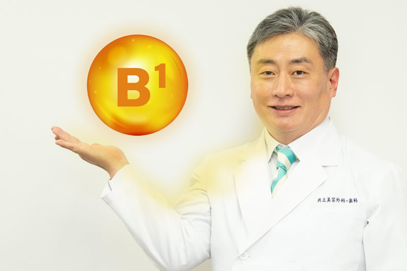 ビタミンを説明する医師