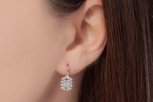 ピアスの空いている女性の耳