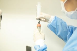 マイクロCRFを手に持つ医師