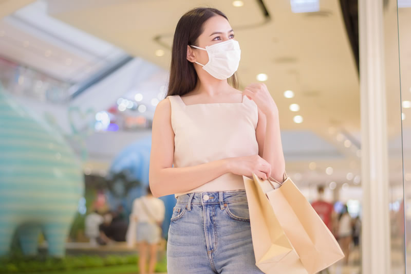 マスクをして買い物をしている女性