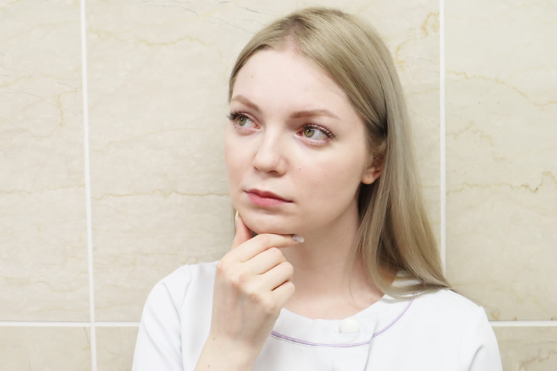 メンテナンスが必要となる美容整形を案内している看護師