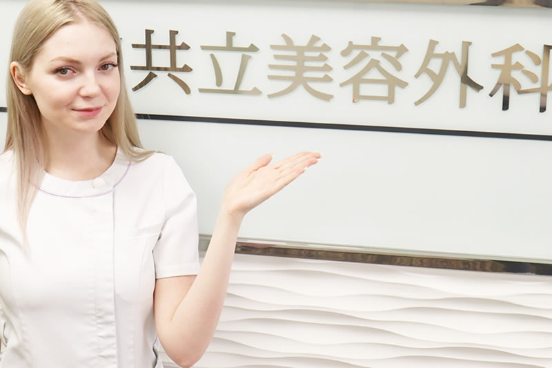ワキガ手術が上手い医師を探す方法を案内している看護師