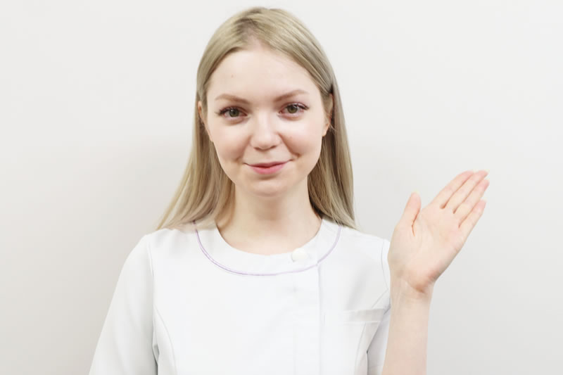 ワキガ手術の方法を案内している看護師
