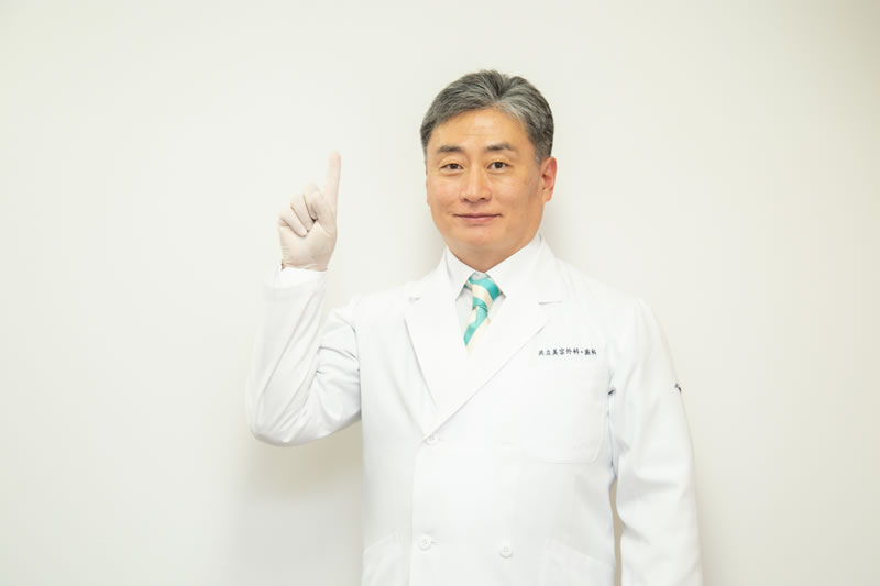 わきが治療を理解するために必要な知識を説明する美容外科医