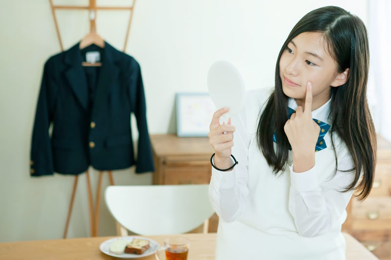 乾燥肌を気にする10代の女性