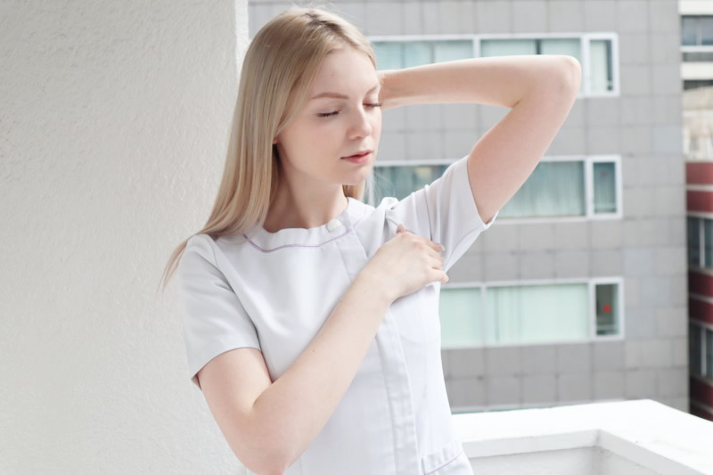 二の腕の脂肪吸引のデメリットを説明する看護師