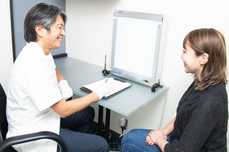 二重の埋没法の診察をしているところ