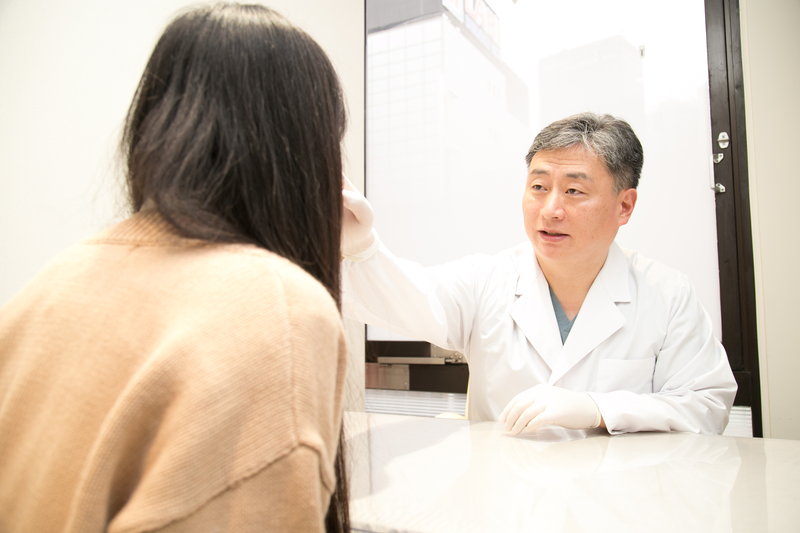 二重切開のカウンセリングをする医師