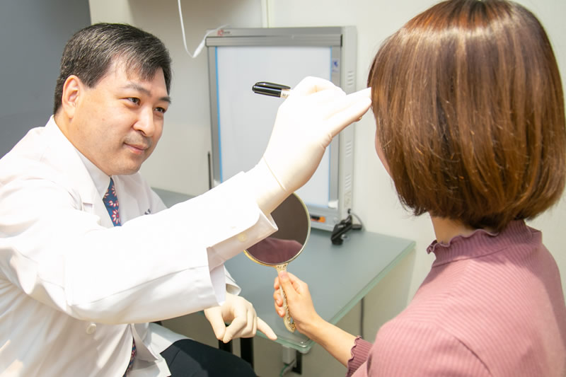 二重切開の確率を患者に説明する医師