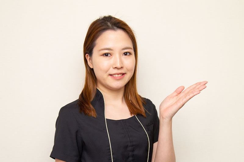 低価格なボリューマを案内している看護師