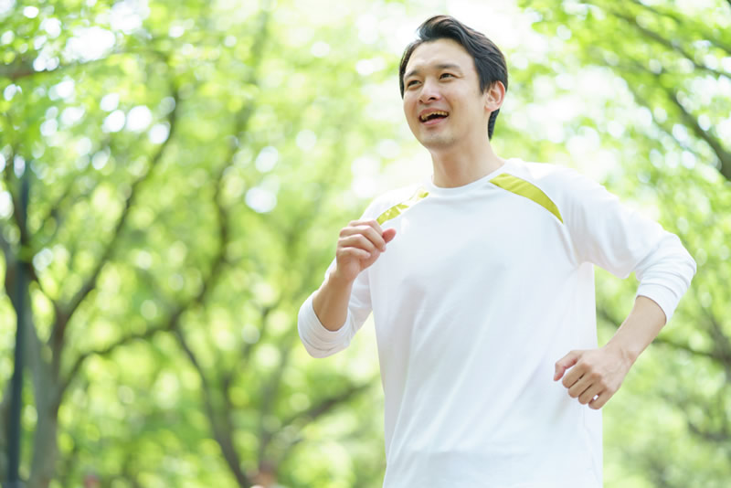 公園でランニングをする男性