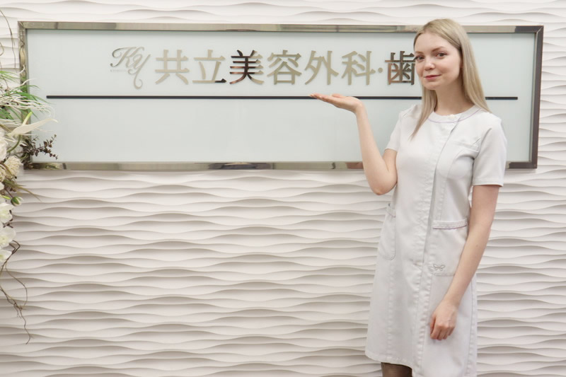頬のたるみを解消する共立美容外科の美容整形を説明している看護師