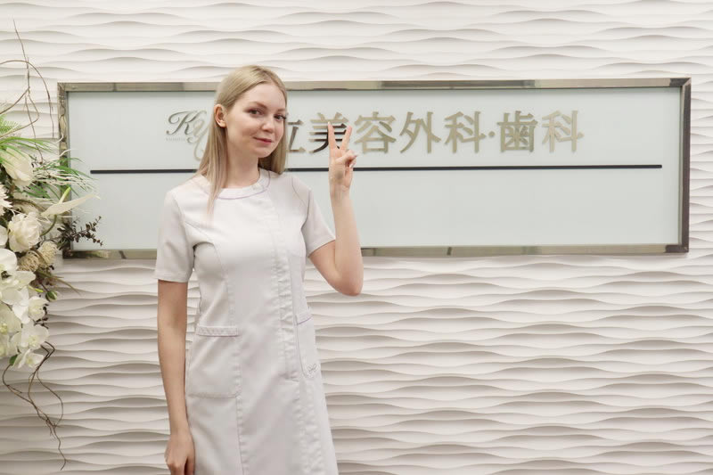 共立美容外科で行っている胸を小さくする施術について説明する看護師