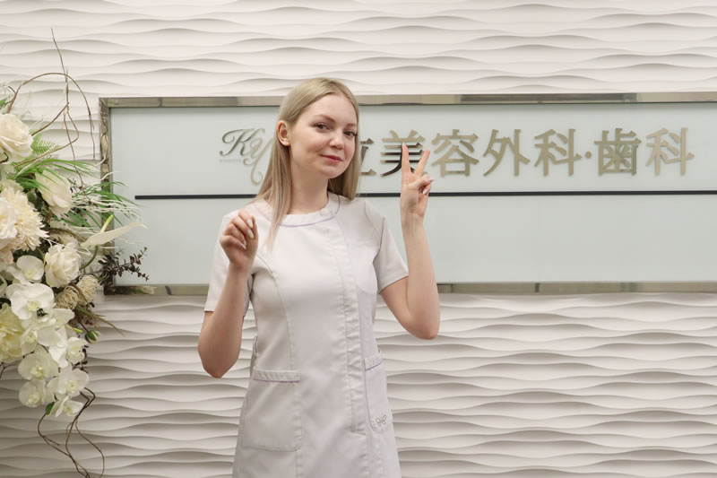 共立美容外科を案内する医師