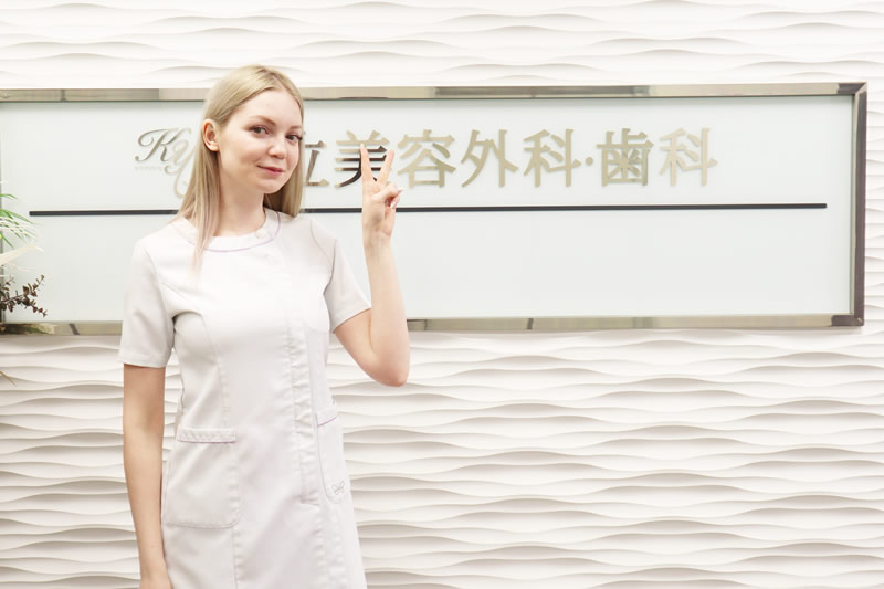 共立美容外科で受けられる乳首の美容整形について説明している看護師