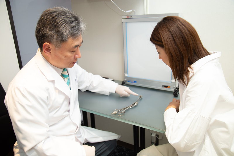 切るわきが手術と切らないわきが手術についてカウンセリングしている医師と看護師