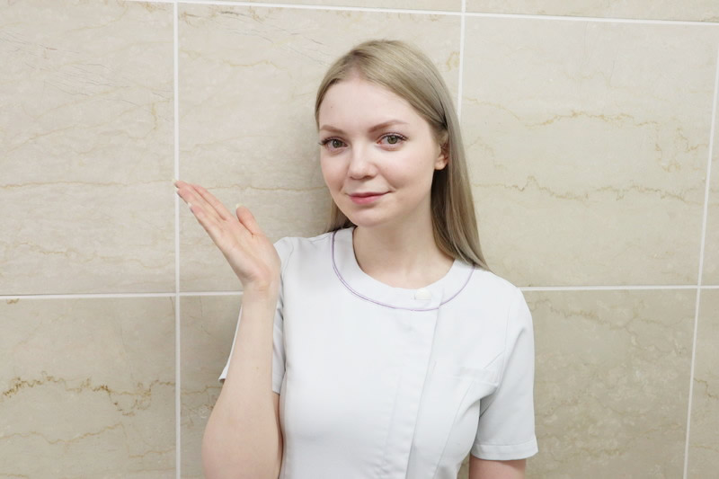 前歯のセラミック矯正いついて説明している看護師