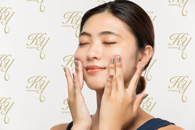 化粧品を塗っている女性
