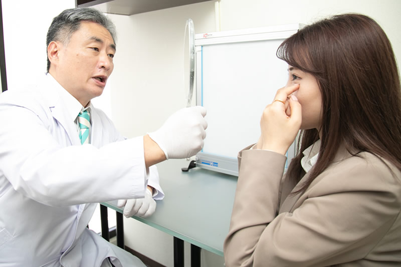 医者に自然癒着法を相談している患者