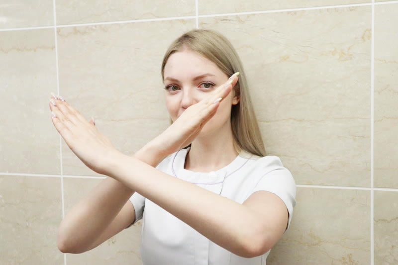 埋没法の効果が永久ではない事を説明する看護師