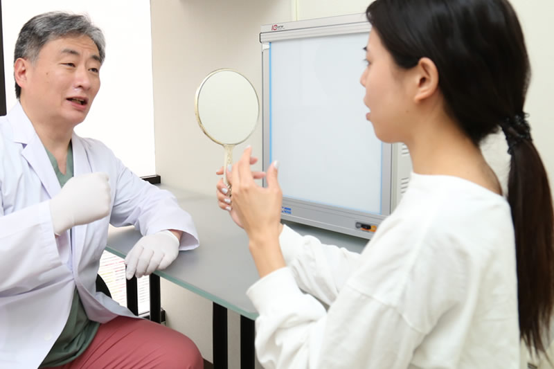 大きなほくろにに悩む女性が医師に相談しているところ