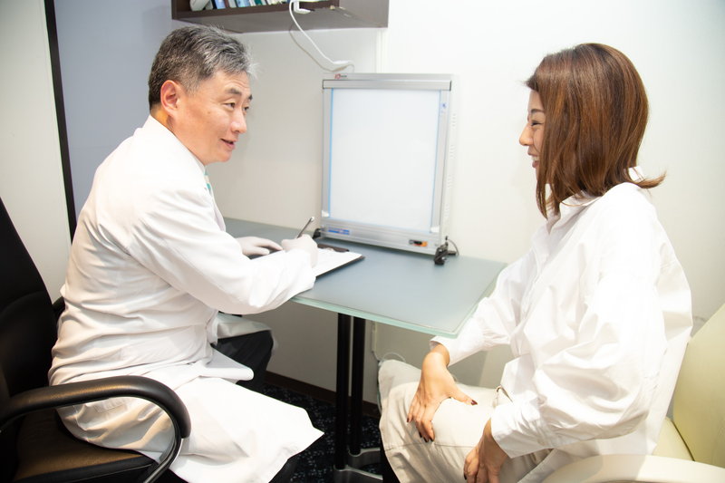 太ももの脂肪吸引の相談をしている患者と医師