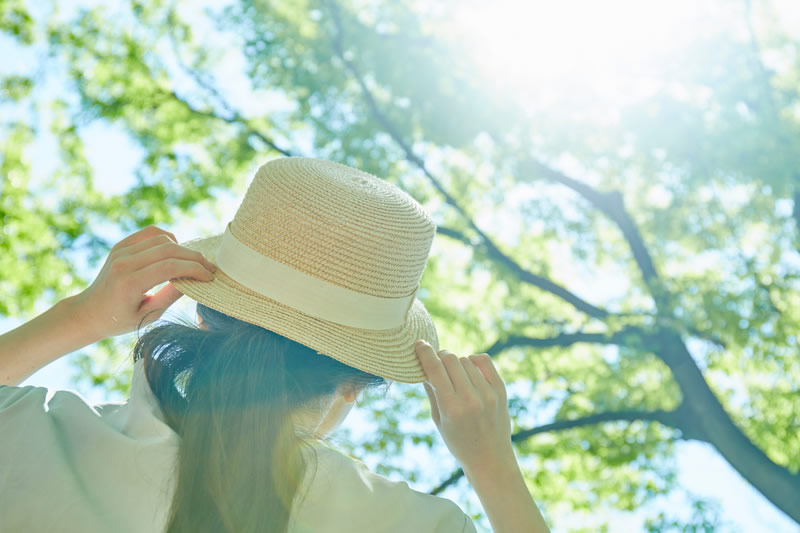 太陽の下にいる女性