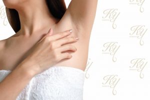 女性がわきに手を置いているところ