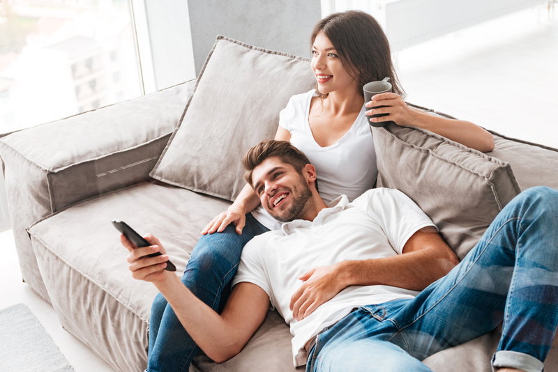 女性の膝にのる男性