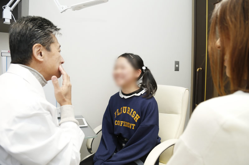 子供の二重整形のカウンセリングをする上手い先生