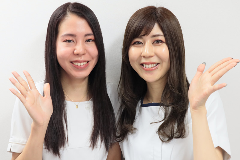 宣伝している2人の女性