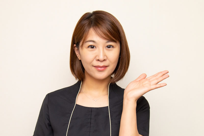 小陰唇縮小手術のデメリットについて説明している看護師