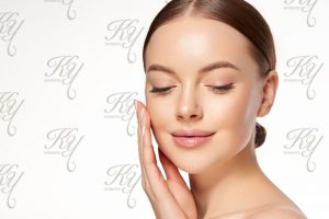 小顔の女性がほほに手を当てているとこ