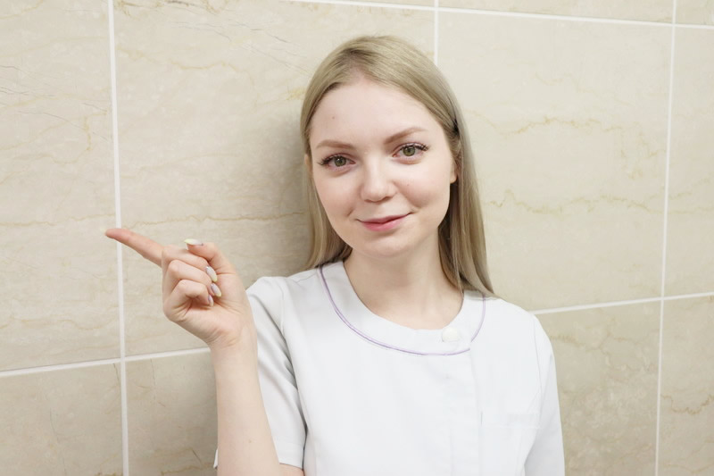 指を指しながらテストステロンについて説明する看護師